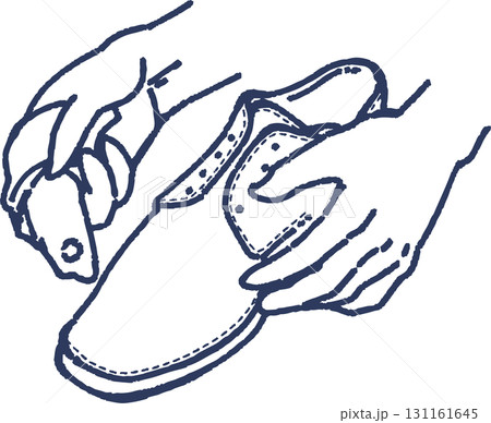 革靴をクリーナーで磨く線画のイラスト 131161645