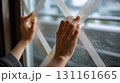 室内の窓ガラスへ十字テープ補修 雨の日 昼間 131161665