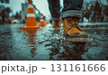 雨の日の都心路上ブーツが水たまりを踏む一人の足元 131161666