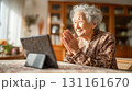 自宅リビングでスマホ配信する高齢女性昼春 131161670