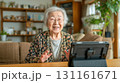 自宅リビングで高齢女性がタブレット操作 昼間 131161671