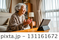 室内でタブレットを使う高齢女性の日中くつろぎ 131161672