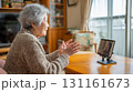 自宅で昼のビデオ通話をする高齢女性 131161673