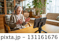 自宅リビングの高齢女性1人、昼のオンライン通話 131161676
