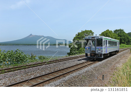 駒ケ岳をバックに小沼湖畔を駆ける函館本線普通列車　キハ150 131161851