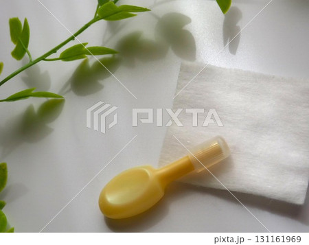 注入軟膏・コットンとフェイクグリーンの写真（左・下） 131161969