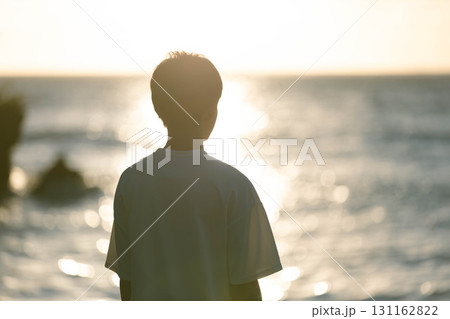 夕日に立つ少年 夕日に立つ少年 131162822