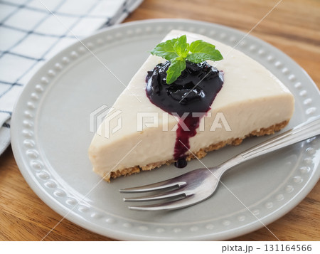 ブルーベリーソースをかけたレアチーズケーキ ブルーベリーソースをかけたレアチーズケーキ 131164566