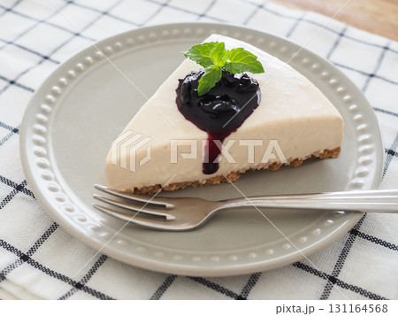 ブルーベリーソースをかけたレアチーズケーキ ブルーベリーソースをかけたレアチーズケーキ 131164568