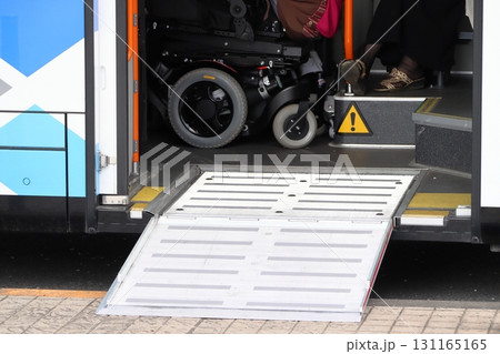 ノンステップバスの反転式スロープ板(東京都西東京市:西武バス) ノンステップバスの反転式スロープ板(東京都西東京市:西武バス) 131165165