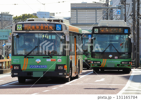 明治通りを行く池袋駅発の都営バス団子運転（王子駅／飛鳥山付近） 131165784