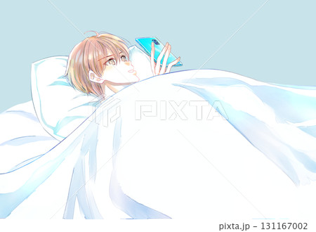 ベッドの中で嬉しそうにスマホを見る男性　横長 131167002