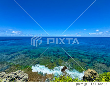 沖縄・宮古島・東平安名崎岬から望む水平線と白い波 131168487
