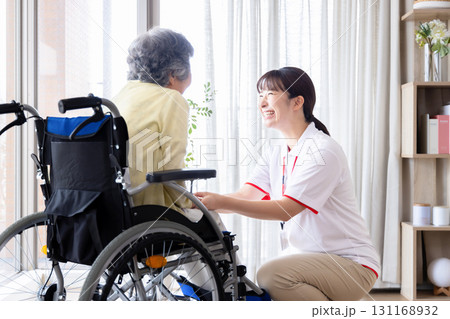 車椅子に乗るシニア女性と介護士 車椅子に乗るシニア女性と介護士 131168932