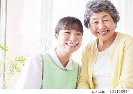 シニア女性と若い介護士 131168944
