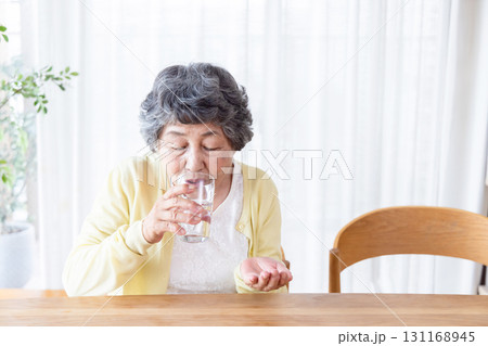 薬を飲む高齢者の女性 薬を飲む高齢者の女性 131168945