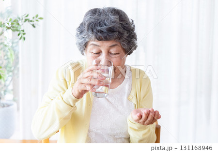 水を飲むシニア女性 131168946