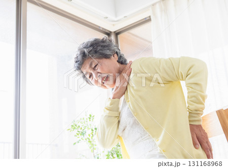 肩こり腰痛に悩むシニア 131168968