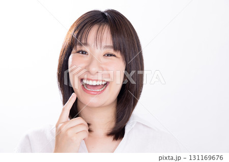 歯を指差す若い女性 131169676