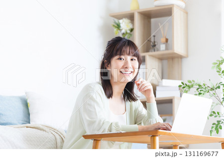リビングでパソコンを使う女性 131169677