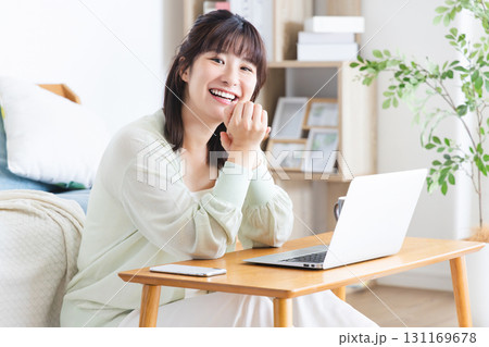 リビングでパソコンを使う女性 131169678