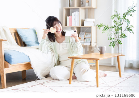 スマホを見る若い女性 131169680