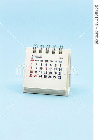 2026年2月カレンダー　水色背景　縦 131169850
