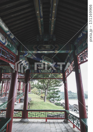 [中国庭園 燕趙園]中国の歴史深い建物の廊下 131169966
