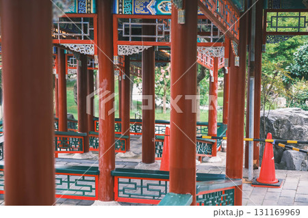 [中国庭園 燕趙園]中国の歴史深い建物の廊下 131169969