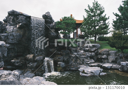 [中国庭園 燕趙園]大きな滝が流れる風景 131170010