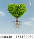 鳩が留まるハートにかたどられた緑の木 131170069