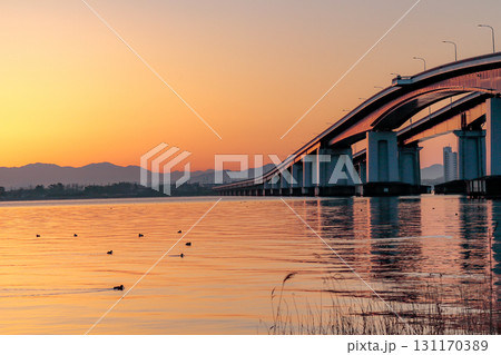 琵琶湖大橋とマジックアワーの朝景 琵琶湖大橋とマジックアワーの朝景 131170389