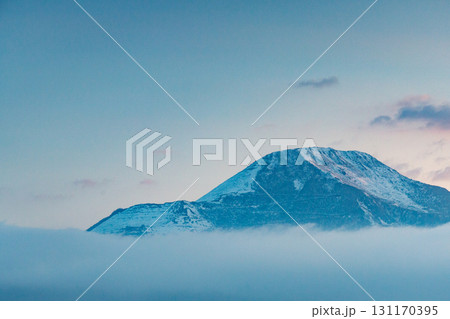 雲海｜雪化粧の伊吹山｜夜明け 131170395