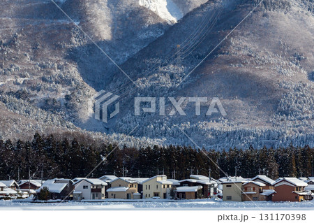 伊吹山の麓｜雪の積もる日本の田舎町 131170398