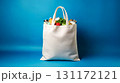荷物がたくさん入った白いエコバック 131172121