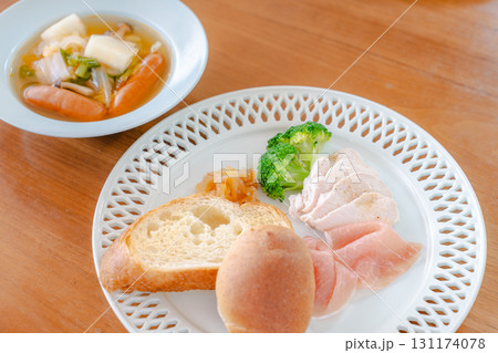 パンと鶏ハムと野菜の朝食 131174078