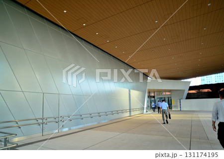 浜松町駅とブルーフロント芝浦（芝浦方面）を結ぶ歩行者専用連絡通路 131174195