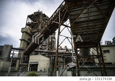 迫力ある工場の配管と鉄骨が織り成す構造美 迫力ある工場の配管と鉄骨が織り成す構造美 131174196