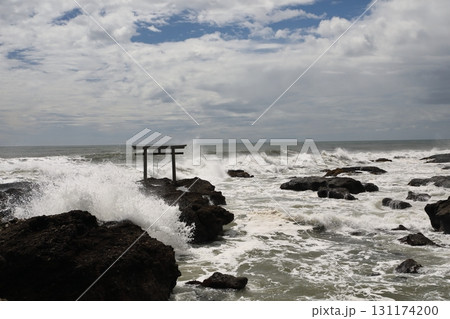 波に打たれる神磯の鳥居 131174200