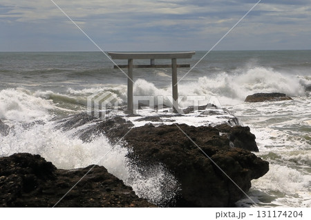 波に打たれる神磯の鳥居 131174204