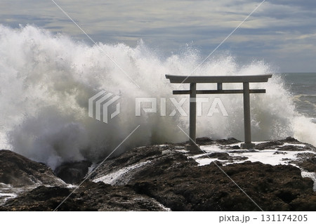 波に打たれる神磯の鳥居 131174205