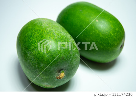 白背景に置いた冬瓜 131174230