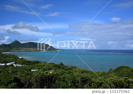 石垣島 玉取崎展望台から見る太平洋側の珊瑚礁群 石垣島 玉取崎展望台から見る太平洋側の珊瑚礁群 131175562