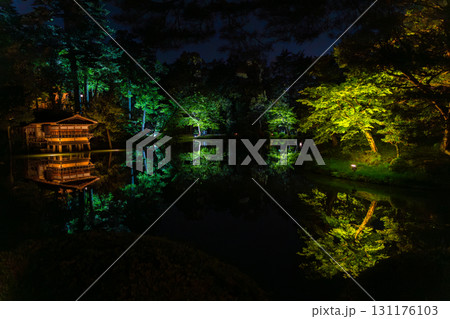 ライトアップされた幻想的な建物のリフレクション 131176103