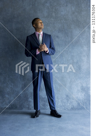 壁に立っているスーツを着た男性 壁に立っているスーツを着た男性 131176304