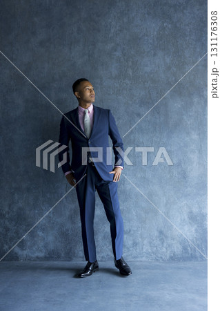 壁に立っているスーツを着た男性 壁に立っているスーツを着た男性 131176308