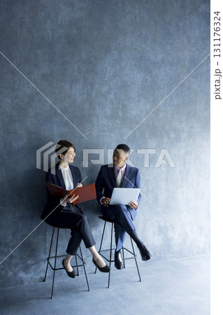 打ち合わせをするビジネスマンとビジネスウーマン 打ち合わせをするビジネスマンとビジネスウーマン 131176324