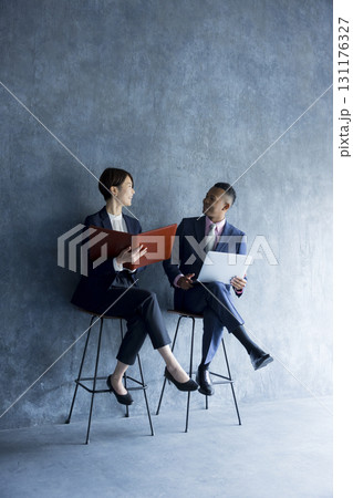 打ち合わせをするビジネスマンとビジネスウーマン 打ち合わせをするビジネスマンとビジネスウーマン 131176327