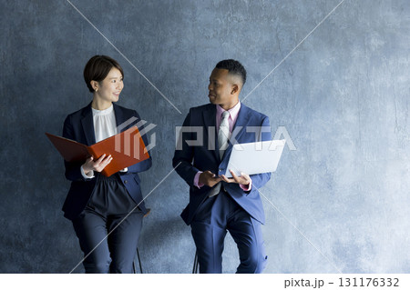 打ち合わせをするビジネスマンとビジネスウーマン 打ち合わせをするビジネスマンとビジネスウーマン 131176332