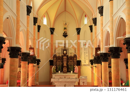 平戸ザビエル記念教会の主廊と内陣（日本 長崎県平戸市） 131176461